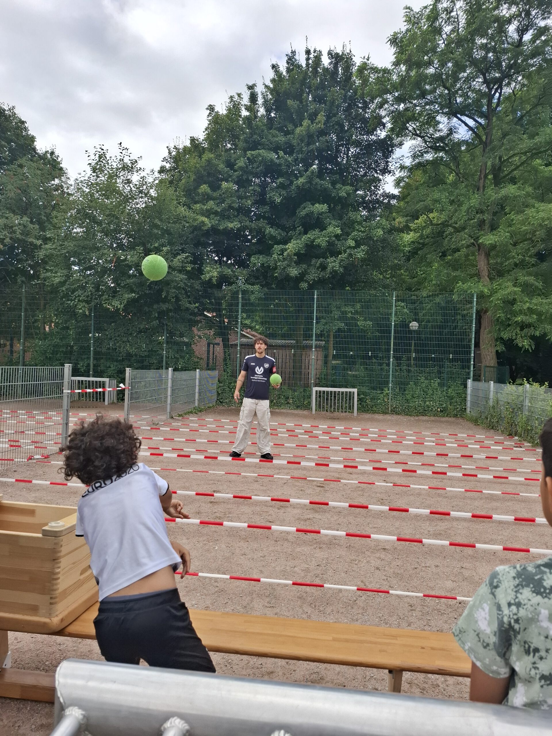 Die Kinder sprinteten so schnell sie nur konnten